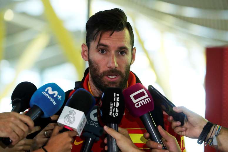 El jugador de la selección nacional de baloncesto Rudy Fernandez contesta a las preguntas de los periodistas en la T4 del aeropuerto de Madrid-Barajas donde la selección embarcará hacia a Los Ángeles (Estados Unidos), donde proseguirá su preparación para el Mundial de China. EFE/J.J. Guillen