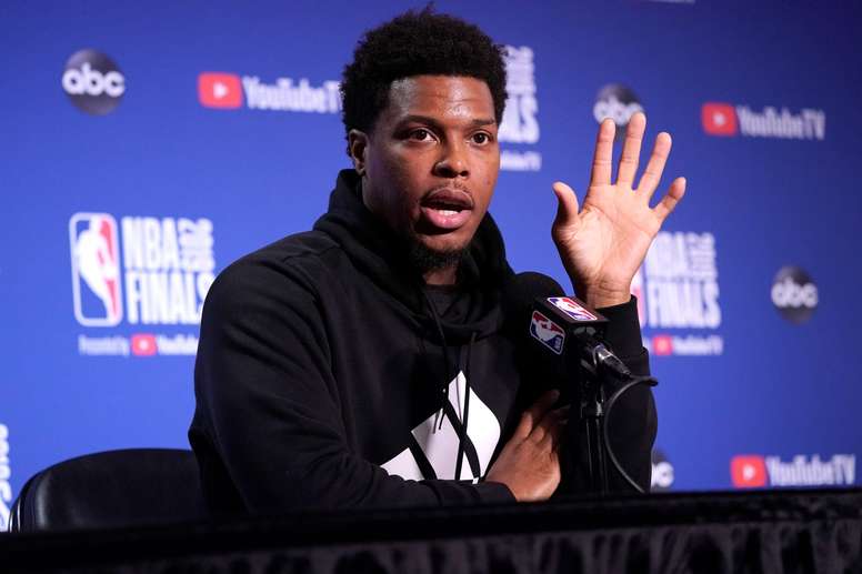 En la imagen un registro de Kyle Lowry, base de los Raptors de Toronto, quien se está recuperando de una operación del pulgar de su mano izquierda y no podrá asistir con el seleccionado de su país al próximo mundial de baloncesto en China. EFE/John G. Mabanglo/Archivo