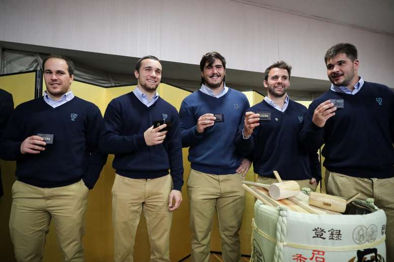 Jugadores de la selección uruguaya de rugby participan este lunes en un evento de despedida de su equipo Los Teros, en la embajada de Japón, en Montevideo, antes de partir hacia tierras niponas para disputar el Mundial, que tendrá lugar del 20 de septiembre al 2 de noviembre. EFE/Raúl Martínez