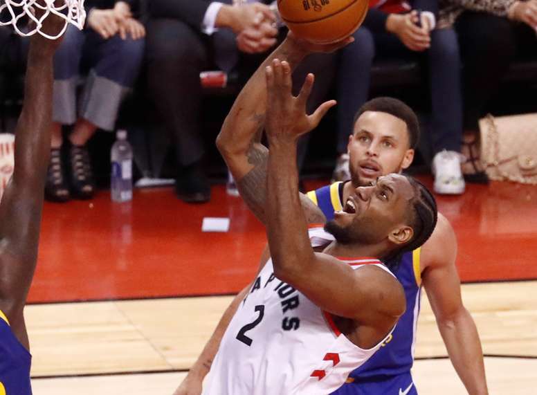 Fotografía de archivo de Kawhi Leonard (d), exjugador de los Raptors de Toronto. EFE/Larry W. Smith/Archivo