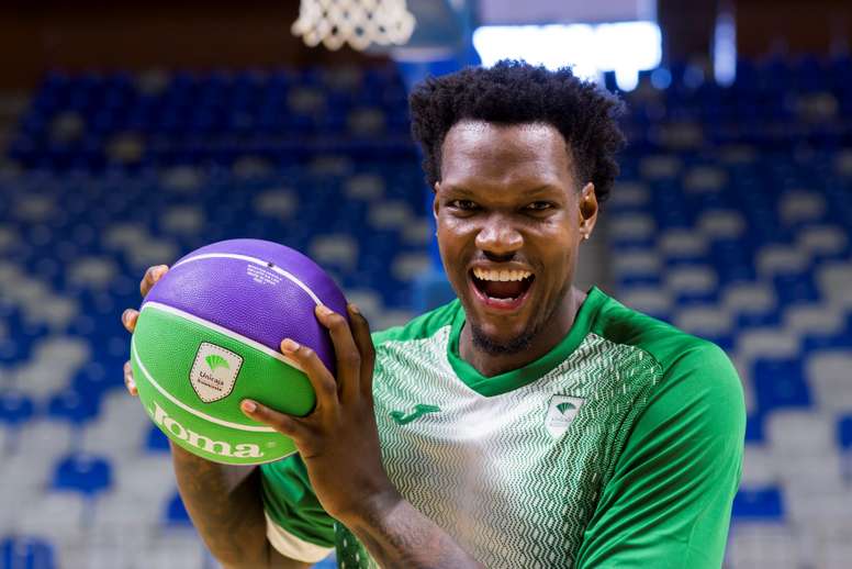 El ala-pivot estadounidense nacionalizado costamarfileño Deon Thompson durante su presentación hoy como nuevo jugador del Unicaja de Baloncesto de Málaga, en el Palacio de los Deportes José María Martín Carpena de la capital malagueña. EFE/Carlos Díaz