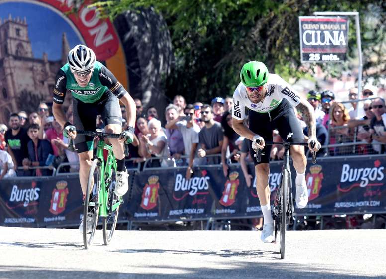El italiano Giacomo Nizzolo (d), del equipo Dimension Data, ganó este martes la primera etapa de la <b>Vuelta</b> ciclista <b>a</b> <b>Burgos</b>.