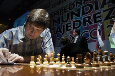 En este mundial, con sede en la localidad rusa de Kanthy-Mansiysk, el Maestro Internacional cubano Carlos Albornoz tendrá entre sus principales rivales al local Peter Svidler (en la imagen), con el que se enfrentará en la ronda de 128 jugadores. EFE/Mario Guzmán/Archivo