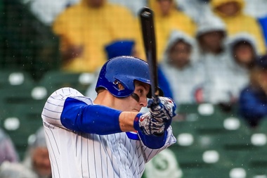 En la imagen un registro de Anthony Rizzo, primera base de los Cachorros de Chicago, quien aportó dos jonrones solitarios en el triunfo de su equipo 5-3 sobre los Gigantes de San Francisco. EFE/Tannen Maury/Archivo