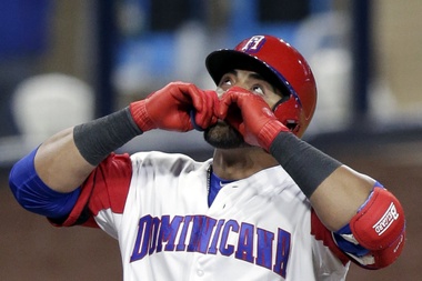 En la imagen un registro del dominicano Nelson Cruz, al actuar con la selección de su país y actual bateador designado de los Mellizos de Minnesota, quien aportó un jonrón solitario y pegó cuatro hits en el triunfo de su equipo 14-4 sobre los Medias Blancas de Chicago. EFE/Mike Nelson/Archivo
