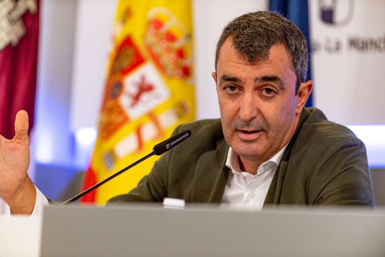 El director de la Vuelta Ciclista a España, Javier Guillén, durante la presentación este lunes de la décimo novena etapa de la prueba, que acabará en Toledo y será seguida por 190 países, lo que supondrá un gran impacto turístico y económico para la capital castellanomanchega. EFE/Ismael Herrero