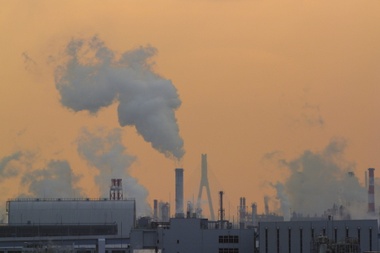 Humo saliendo de una fábrica en la bahía de Tokio (Japón). EFE/FRANCK ROBICHON/Archivo