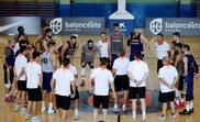 Los jugadores de la selección española de baloncesto participan este miércoles en una sesión de entrenamiento en Madrid. Sergio Scariolo (c), seleccionador español, anunció hoy que Ilimane Diop y Jaime Fernández quedan descartados de la lista final para el Mundial de China que empieza el próximo 31 de agosto. EFE/ Juan Carlos Hidalgo