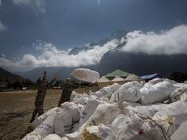 Soldados nepalíes amontonan bolsas residuales del monte Everest, en Katmandú (Nepal). EFE/ Narendra Shrestha/Archivo