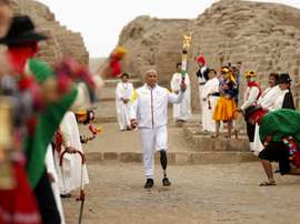 El atleta peruano Carlos Felipa (c) sostiene la antorcha de los Juegos Parapanamericanos Lima 2019 este martes durante la ceremonia de encendido en el centro arqueológico de Pachacámac, al sur de Lima (Perú)<b>.</b> EFE/Paolo Aguilar