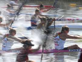 Las alemanas Franziska John y Tina Dietze compiten en la prueba preliminar de la carrera femenina de 200 metros de la categoría K2 en el Campeonato del Mundo de Piragüismo (ICF), este miércoles, en Szeged (Hungría). EFE/Tamas Kovacs