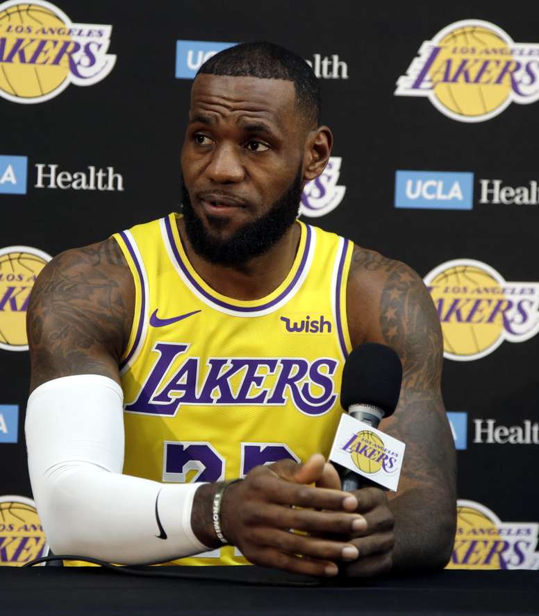 En la imagen un registro Lebron James, alero estrella de los Lakers de Los Ángeles. EFE/Mike Nelson/Archivo