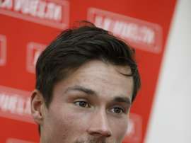 El ciclista esloveno Primoz Roglic, del equipo Jumbo Visma, considerado como el favorito en esta edición de 2019, atiende a los medios de comunicación este jueves en la oficina de turismo de Teulada, poco antes de la presentación de los equipos participantes en la Vuelta Ciclista a España, que comenzará su 74 edición el próximo sábado en Torrevieja (Alicante). EFE/JAVIER LIZÓN