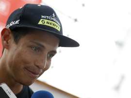 El ciclista colombiano Esteban Cháves, del equipo Mitchelton, atiende a los medios de comunicación este jueves en la oficina de turismo de Teulada, poco antes de la presentación de los equipos participantes en la Vuelta Ciclista a España, que comenzará su 74 edición el próximo sábado en Torrevieja (Alicante). EFE/JAVIER LIZÓN