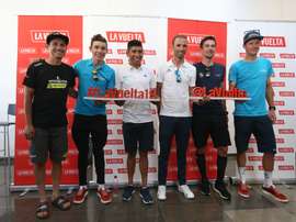 El ciclista colombiano Esteban Cháves (i), del equipo Mitchelton; el también colombiano Miguel Ángel López Superlópez (2i), del Astaná; Nairo Quintana (3i), del Movistar; el español Alejandro Valverde (3d), del Movistar; el esloveno Primoz Roglic (2d), del equipo Jumba Visma, junto a su compañero de equipo, el holandés Steven Kruijswijk (d), posan tras haber atendido a los medios de comunicación este jueves en la oficina de turismo de Teulada, poco antes de la presentación de los equipos participantes en la Vuelta Ciclista a España, que comenzará su 74 edición el próximo sábado en Torrevieja (Alicante). EFE/JAVIER LIZÓN