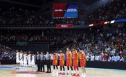 Los jugadores de España (d) y la República Dominicana durante el homenaje al exjugador de baloncesto Cándido Chicho Sibilio, recientemente fallecido, momentos antes del partido amistoso este jueves en el Wizink Center de Madrid. EFE/Kiko Huesca