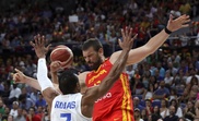 El pivot de la selección española, Marc Gasol (d), defendido por el jugador de la República Dominicana, Rojas, durante el partido amistoso que disputan esta noche en el Wizink Center de Madrid. EFE/ Kiko Huesca.