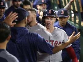 En la imagen un registro de Brock Holt, segunda base de los Medias Rojas de Boston, quien bateó el sencillo remolcador de la carrera del triunfo de su novena 5-4 sobre los Reales de Kansas City. EFE/Mike Nelson/Archivo