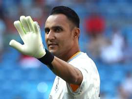 Keylor Navas fará exame com médicos do PSG neste fim de semana. EFE/Kiko Huesca/Archivo