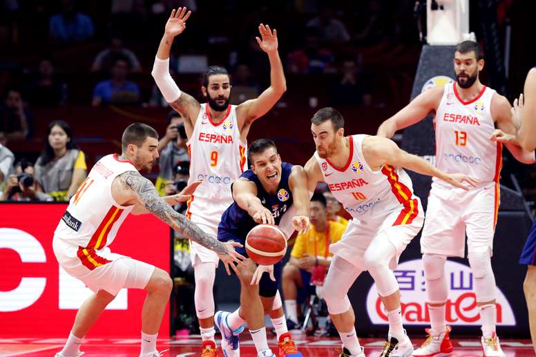 Los jugadores de la selección española Víctor Claver (d) y Juancho Hernángomez (i) disputan el balón ante el jugador de Serbia Nemanja Bjelica (c) durante el partido del Grupo J del Mundial de Baloncesto de China, disputado en el Wuhan Sports Center de la ciudad china de Wuhan. EFE/Juan Carlos Hidalgo/Archivo