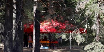 Vista de la carpa de los familiares de Blanca Fernández Ochoa tras confirmarse que el cadáver encontrado este miércoles por la Guardia Civil en la zona de La Peñota de la sierra madrileña es el de la deportista. EFE/David Fernández