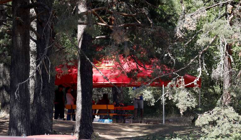 Vista de la carpa de los familiares de Blanca Fernández Ochoa tras confirmarse que el cadáver encontrado este miércoles por la Guardia Civil en la zona de La Peñota de la sierra madrileña es el de la deportista. EFE/David Fernández