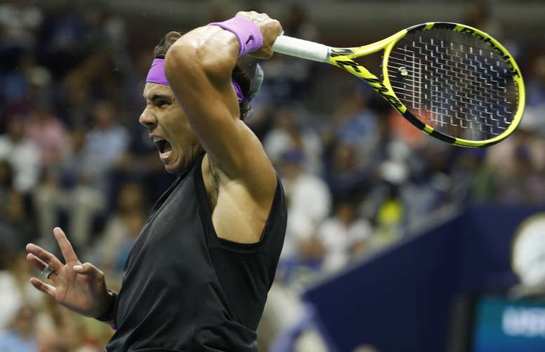 El tenista español Rafael Nadal en acción ante Daniil Medvedev de Rusia este domigno, durante la final masculina del Abierto de Tenis de Estados Unidos, en el Centro Nacional de Tenis de la USTA, en Flushing Meadows, Nueva York (EE.UU.). EFE/ Jason Szenes