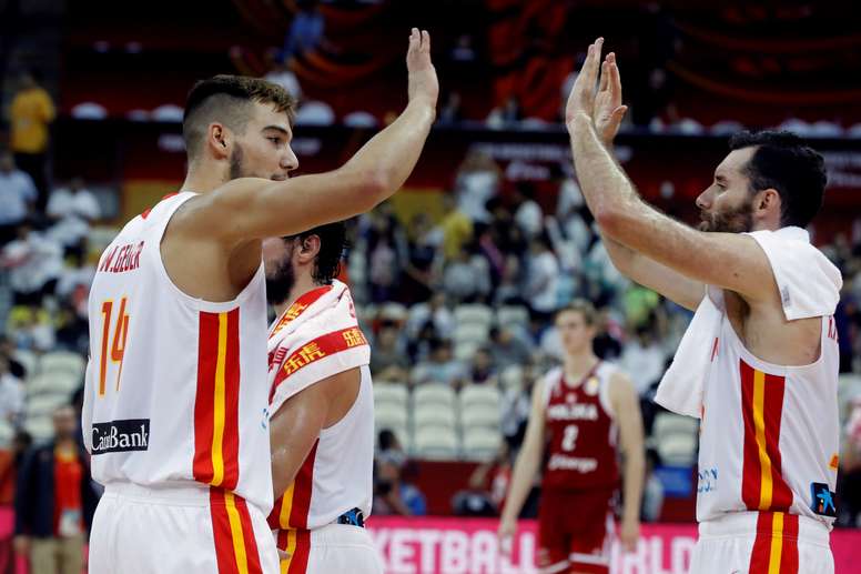 El pívot de la selección española Willy Hernangómez Geuer (i) celebra con el alero Rudy Fernández la victoria ante Polonia al término del partido correspondiente a los cuartos de final del Mundial de Baloncesto de China, disputado este martes en el Shangai Oriental Sports Center de la ciudad china de Shangai. EFE/Juan Carlos Hidalgo