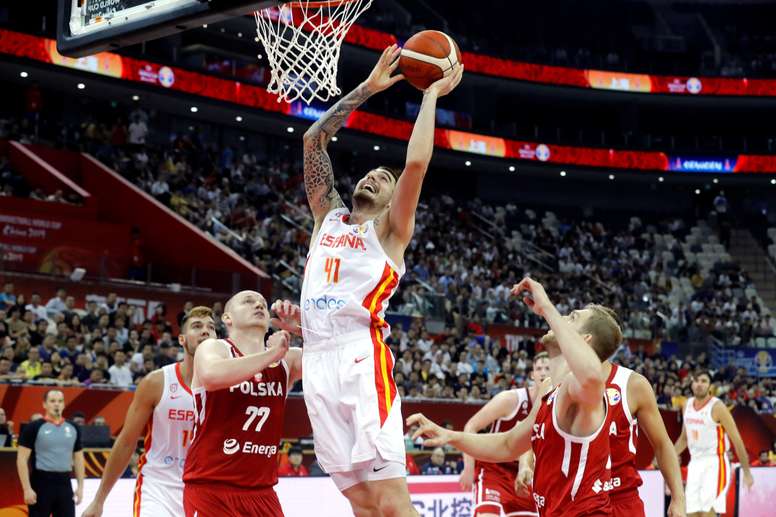 El ala-pívot de la selección española Juancho Hernangómez (c) se dispone a realizar un mate ante la defensa del ala-pívot polaco Damian Kulig (2i) durante el partido ante Polonia, de cuartos de final del Mundial de Baloncesto de China, disputado este martes en el Shangai Oriental Sports Center de la ciudad china de Shangai. EFE/Juan Carlos Hidalgo