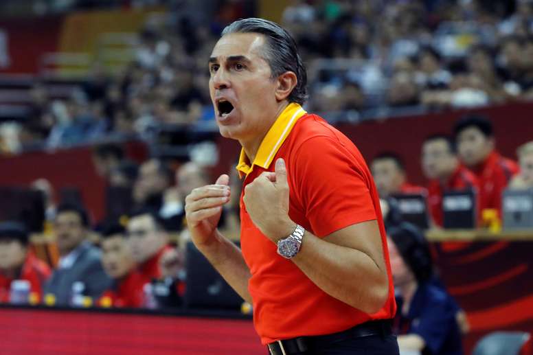 El seleccionador de baloncesto de España, Sergio Scariolo, da instrucciones a sus jugadores durante el partido ante Polonia correspondiente a los cuartos de final del Mundial de Baloncesto de China, disputado este martes en el Shangai Oriental Sports Center de la ciudad china de Shanghái. EFE/Juan Carlos Hidalgo