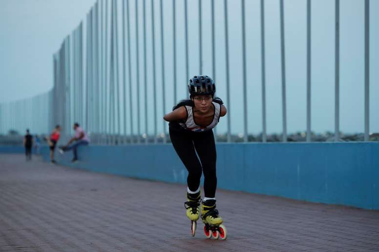 La indígena panameña Ailín Solís, de 23 años, practica patinaje de velocidad el 9 de septiembre de 2019, en el paseo marítimo de la ciudad de Panamá (Panamá). EFE/Bienvenido Velasco