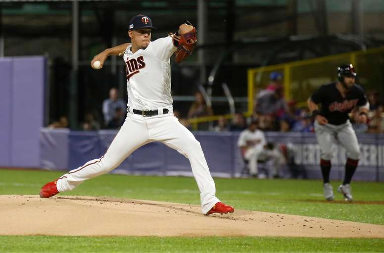 En la imagen un registro del puertorriqueño José Berríos, lanzador abridor de los Mellizos de Minnesota, quien trabajó siete entradas, permitió dos imparables y poncho a cuatro bateadores para acreditarse el triunfo de su equipo 5-0 sobre los Nacionales de Washington. EFE/Thais Llorca/Archivo