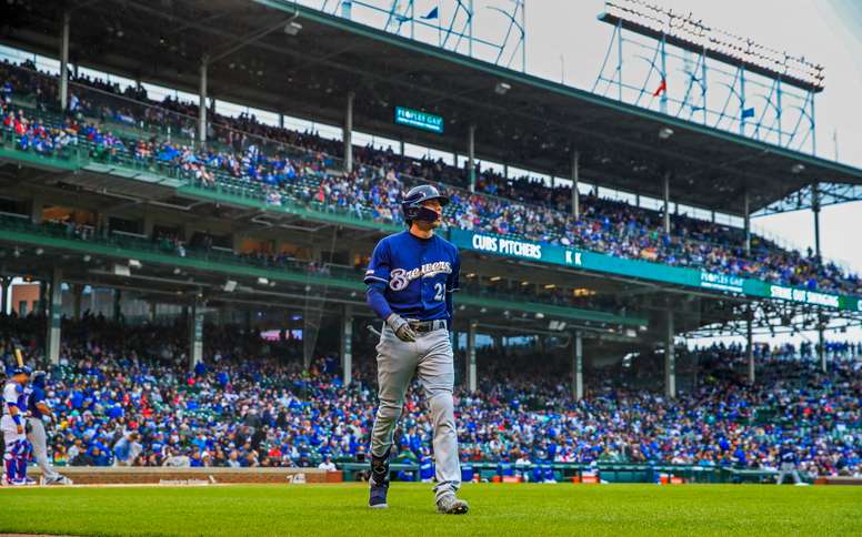 En la imagen un registro de Christian Yelich, guardabosques estelar de los Cerveceros de Milwaukee, quien se fracturó la rótula derecha y se perderá el resto de la temporada regular; pese a esto, su novena se impuso 4-3 sobre los Marlins de Miami. EFE/Tannen Maury/Archivo