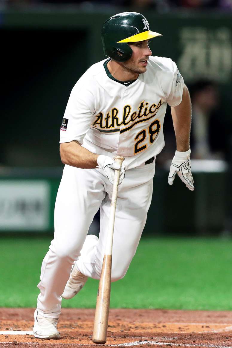 En la imagen un registro de Matt Olson, primera base de los Atléticos de Oakland, quien aportó dos jonrones que representaron cuatro carreras en el triunfo de su equipo 21-7 sobre los Astros de Houston. EFE/Kiyoshi Ota/Archivo