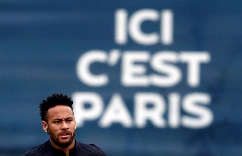 Vous ne devinerez jamais qui vient de tirer l’oreille de Neymar — PSG Vous ne devinerez jamais qui vient de tirer l’oreille de Neymar — PSG