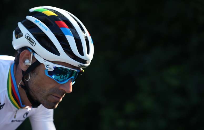 El ciclista murciano, campeón del Mundo del equipo Movistar, Alejandro Valverde, en el pelotón ciclista durante la decimocuarta etapa de la 74th Vuelta a España 2019, con salida en la localidad cántabra de San Vicente de la Barquera y meta en Oviedo, con un recorrido de 188 kilómetros. EFE/Javier Lizón/Archivo