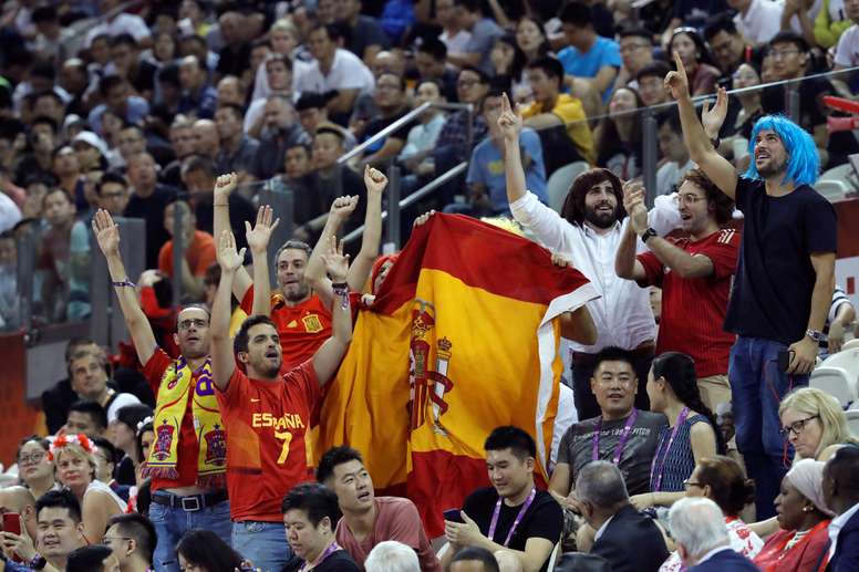 Aficionados de la selección española de baloncesto celebran la victoria ante Polonia en el Mundial de Baloncesto de China. EFE/Juan Carlos Hidalgo/Archivo