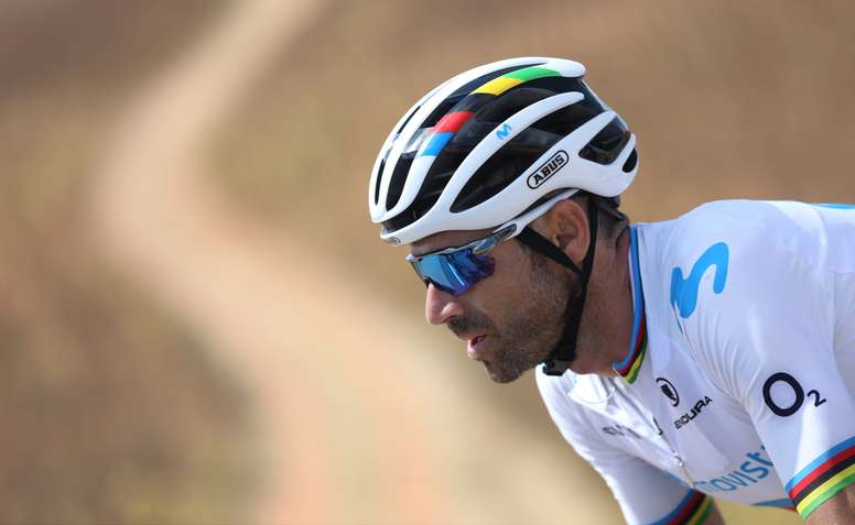 El ciclista murciano del equipo Movistar Alejandro Valverde durante la décimo séptima etapa de la Vuelta a España 2019. EFE/Javier Lizón