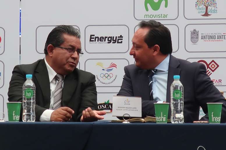 El presidente de la Federación Ecuatoriana de Ciclismo, Oswaldo Hidalgo (i), dialoga este miércoles con el director técnico de la Vuelta Ciclística a Ecuador, Juan Carlos Bosmediano (d), durante la presentación de esa competición a los medios de comunicación. EFE/Kevin Vélez