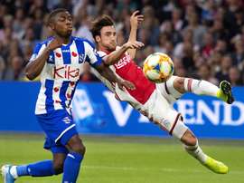 Tagliafico (R) is wanted by Atletico Madrid. EFE