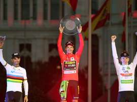 El ciclista esloveno del equipo Jumbo-Visma, Primôz Roglic (c), ganador de la Vuelta a España 2019, en los más alto del podio en Madrid, junto a Alejandro Valverde (i), del Movistar y segundo clasificado, y Tadej Pogacar (d), del UAE Emirates y tercero, tras la vigésimo primera y última etapa con salida en Fuenlabrada y llegada en Madrid. EFE/Javier Lizón