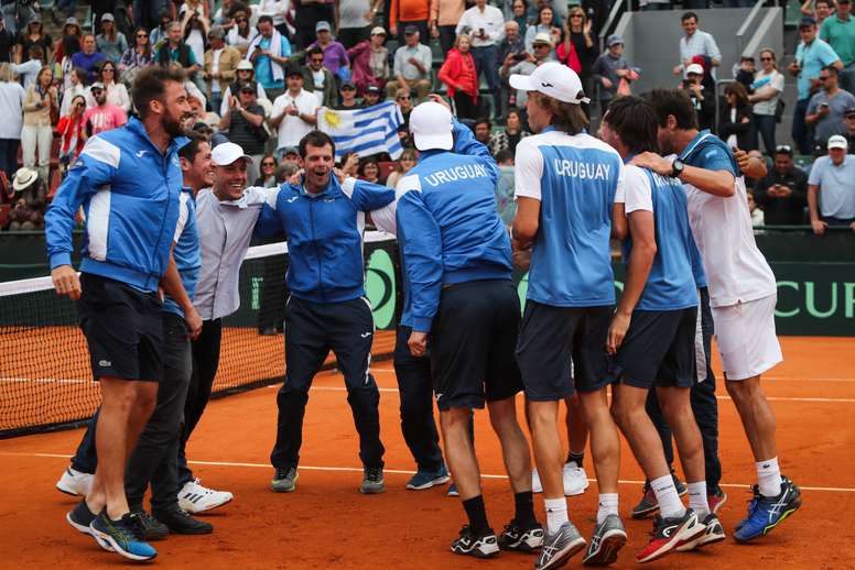 Jugadores uruguayos celebran tras derrotar a República Dominicana este domingo en la serie por el Grupo I de la Zona Americana de Copa Davis, en Montevideo (Uruguay). EFE/Raúl Martínez