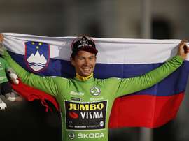 El ciclista esloveno del equipo Jumbo-Visma, Primôz Roglic, celebra en el podio su victoria final en la Vuelta a España 2019, tras la vigésimo primera y última etapa con salida en Fuenlabrada y llegada en Madrid. EFE/Javier Lizón