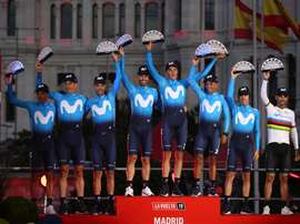 El Movistar, en el podio como mejor equipo de la Vuelta a España 2019, tras la vigésimo primera y última etapa, con salida en Fuenlabrada y llegada en Madrid. EFE/Javier Lizón