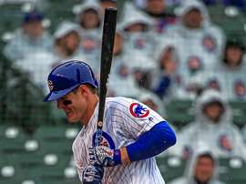En la imagen un registro de Anthony Rizzo, primera base de los Cachorros de Chicago, quien sufrió un esguince de tobillo en la victoria de su equipo 16-6 sobre los Piratas de Pittsburgh. EFE/Tannen Maury/Archivo
