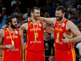 (De izq a der) Los jugadores de la selección española de baloncesto, el base Ricky Rubio, el alero Víctor Claver y el pívot Marc Gasol, fueron registrados este domingo, tras ganar el Mundial de Baloncesto de China 2019, en el pabellón Wukesong de Pekín. EFE/Juan Carlos Hidalgo