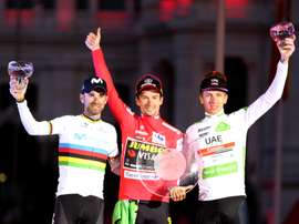 El ciclista esloveno del equipo Jumbo-Visma, Primôz Roglic (c), celebra junto a Alejandro Valverde (i) del equipo Movistar, segundo clasificado y Tadej Pogacar (d) del equipo UAE Emirates, tercero, tras coronarse como ganador de La Vuelta a España 2019, en la vigésimo primera y última etapa. EFE/Javier Lizón