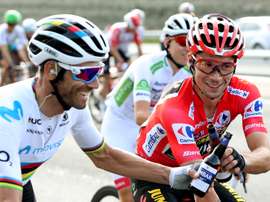 El ciclista esloveno del equipo Jumbo-Visma, Primôz Roglic (d), junto a Alejandro Valverde (i) del equipo Movistar. EFE/Javier Lizón/Archivo