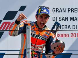 El piloto español de MotoGP, número 93, Marc Márquez, del equipo Repsol Honda celebra su victoria este domingo en el podio de MotoGP del Gran Premio de Motociclismo de San Marino y Riviera di Rimini en el Circuito Misano en Misano Adriatico, Italia. EFE/ALESSIO MARINI