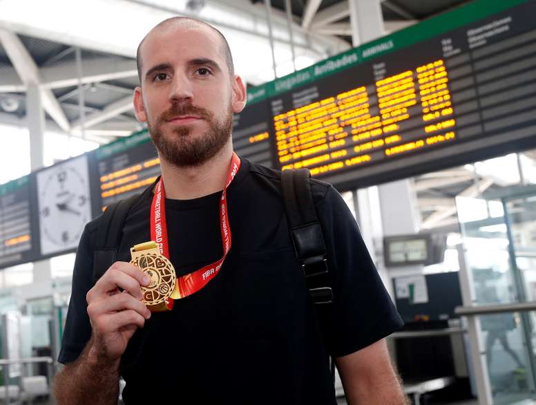 El base andorrano Quino Colom, muestra la medalla de oro que ha conseguido el pasado domingo en el Mundial de Baloncesto. Colom aseguró este martes a su llegada a València que el oro que ha logrado con la selección española en el Mundial de China es histórico pero dijo que ahora quiere intentar engancharme lo más rápido posible al Valencia Basket, su nuevo equipo. EFE/ Miguel Ángel Polo